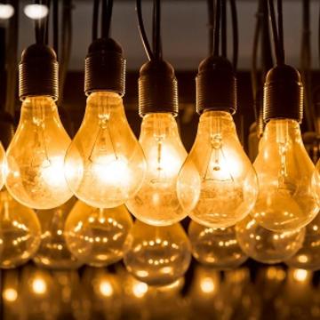 A group of lightbulbs hanging from a ceiling